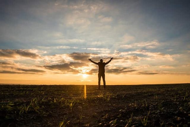 άντρας κάνει ηλιοθέαση ή αλλιώς sungazing