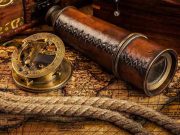 ΑΡΧΑΙΟΙ ΦΑΚΟΙ για ΤΗΛΕΣΚΟΠΙΑ στην ΕΛΛΑΔΑ και σε ΟΛΟ τον ΚΟΣΜΟ Παλιά vintage πυξίδα και τηλεσκόπιο σε αρχαίο χάρτη