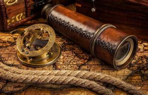 ΑΡΧΑΙΟΙ ΦΑΚΟΙ για ΤΗΛΕΣΚΟΠΙΑ στην ΕΛΛΑΔΑ και σε ΟΛΟ τον ΚΟΣΜΟ Παλιά vintage πυξίδα και τηλεσκόπιο σε αρχαίο χάρτη