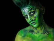 Δρακονιανοί, Σαυρήτες, Ερπετοειδή, Αλοηγκόρ Γυναίκα μακιγιαρισμένη ώστε θεωρητικά να μοιάζει με φυλές όπως Δρακονιανοί, Σαυρήτες, Ερπετοειδή, Αλοηγκόρ