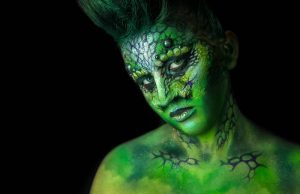 Δρακονιανοί, Σαυρήτες, Ερπετοειδή, Αλοηγκόρ Γυναίκα μακιγιαρισμένη ώστε θεωρητικά να μοιάζει με φυλές όπως Δρακονιανοί, Σαυρήτες, Ερπετοειδή, Αλοηγκόρ