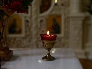 Φτάνει το Άγιο Φως σε όλες τις Εκκλησίες; Μα σε όλες; αναμμένο κερί στο τραπέζι της εκκλησίας