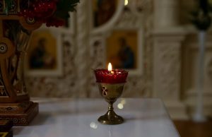 Φτάνει το Άγιο Φως σε όλες τις Εκκλησίες; Μα σε όλες; αναμμένο κερί στο τραπέζι της εκκλησίας