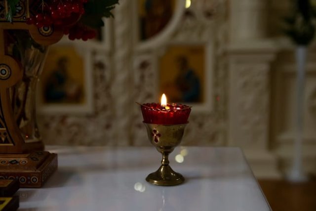 αναμμένο κερί στο τραπέζι της εκκλησίας
