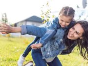 Η Γιορτή της Μητέρας Έρχεται από την Αρχαία Ελλάδα Μητρότητα. Μητέρα και παιδί παίζουν