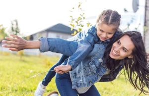 Η Γιορτή της Μητέρας Έρχεται από την Αρχαία Ελλάδα Μητρότητα. Μητέρα και παιδί παίζουν