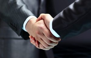 Μασονικές Χειραψίες Υψηλόβαθμων Χαμηλόβαθμων Μία χειραψία. Θα μπορούσε να ανήκει στις Μασονικές Χειραψίες