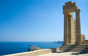 Απόηχοι της Αιωνιότητας στο Άχρονο Διάβα θάλασσα και μέρος αρχαίου ελληνικού ναού ως Απόηχοι της Αιωνιότητας στο Άχρονο Διάβα