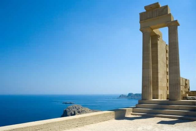 θάλασσα και μέρος αρχαίου ελληνικού ναού ως Απόηχοι της Αιωνιότητας στο Άχρονο Διάβα