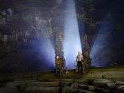 Βατικανό, ΗΠΑ και εξωγήινοι. Πέρα από τη φαντασία Νύχτα, άντρας και γυναίκα, στο βάθος προβολείς