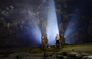 Βατικανό, ΗΠΑ και εξωγήινοι. Πέρα από τη φαντασία Νύχτα, άντρας και γυναίκα, στο βάθος προβολείς