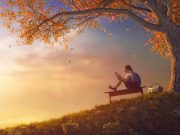 Μοιραία Συνάντηση Θρύλων, Όμηρος και Ορφέας μικρό κορίτσι σε παγκάκι κάτω από δέντρο διαβάζει για τη Μοιραία Συνάντηση Θρύλων, Όμηρος και Ορφέας