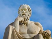 Σωκράτης: H ΨΥΧΗ ΕΙΝΑΙ ΑΘΑΝΑΤΗ ΚΑΙ ΚΡΑΤΑΕΙ ΜΝΗΜΕΣ άγαλμα του Σωκράτη