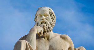 Σωκράτης: H ΨΥΧΗ ΕΙΝΑΙ ΑΘΑΝΑΤΗ ΚΑΙ ΚΡΑΤΑΕΙ ΜΝΗΜΕΣ άγαλμα του Σωκράτη