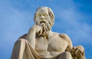 Σωκράτης: H ΨΥΧΗ ΕΙΝΑΙ ΑΘΑΝΑΤΗ ΚΑΙ ΚΡΑΤΑΕΙ ΜΝΗΜΕΣ άγαλμα του Σωκράτη