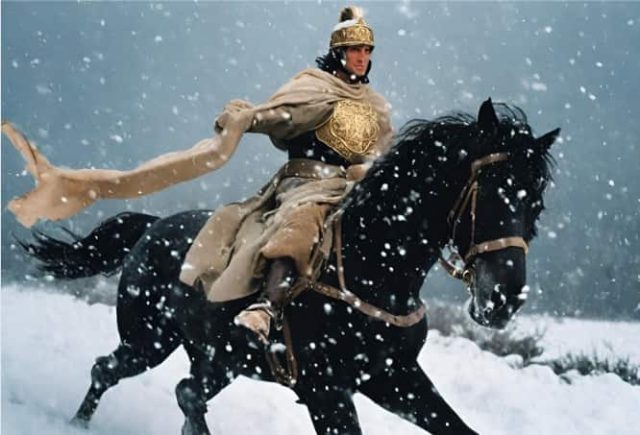 Ο Μέγας Αλέξανδρος καβάλα στο μαύρο άλογό στα χιόνια
