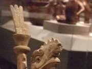 «Ερπετοειδές» φαίνεται να πιλοτάρει διαστημόπλοιο σε αρχαίο τεχνούργημα του Μεξικού