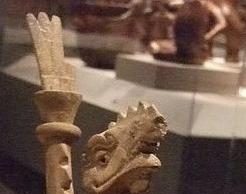 «Ερπετοειδές» φαίνεται να πιλοτάρει διαστημόπλοιο σε αρχαίο τεχνούργημα του Μεξικού