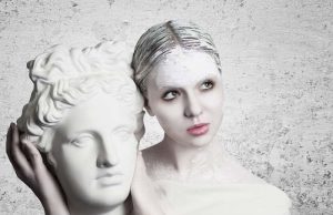 Καλλυντικά και καλλωπισμός στην Αρχαία Ελλάδα Λευκή γυναίκα κρατά γυναικεία κεφαλή απόάγαλμα