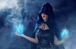 Την Αποκαλούσαν «Φρικιό» Αλλά Έγινε Θρύλος Μάγισσα που κρύβει το πρόσωπο με την κουκούλα γιατί είναι σαν φρικιό