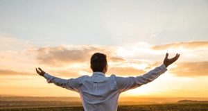 Η Ηλιοθέαση Βήμα-Βήμα για τα Άγνωστα Οφέλη της η ηλιοθέαση από έναν άντρα