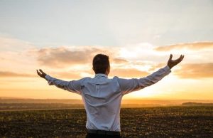 Η Ηλιοθέαση Βήμα-Βήμα για τα Άγνωστα Οφέλη της η ηλιοθέαση από έναν άντρα