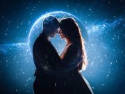 Σημάδια ότι γνώρισα κάποιον από προηγούμενη ζωή ζευγάρι σε μπλε φόντο