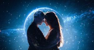 Σημάδια ότι γνώρισα κάποιον από προηγούμενη ζωή ζευγάρι σε μπλε φόντο