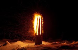 ΓΙΑΤΙ ΤΟ ΧΕΙΜΕΡΙΝΟ ΗΛΙΟΣΤΑΣΙΟ ΔΕ ΣΧΕΤΙΖΕΤΑΙ ΜΕ ΤΟΝ «ΤΡΙΕΣΠΕΡΟ ΗΡΑΚΛΗ» Κούτσουρο Yule καύση τελετουργικό