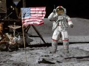 Ομολογία Κιούμπρικ ότι Σκηνοθέτησε την Προσελήνωση; αστροναύτης και αμερικάνικη σημαία στη Σελήνη σχετικά με την αμφιλεγόμενη "ομολογία Κιούμπρικ"