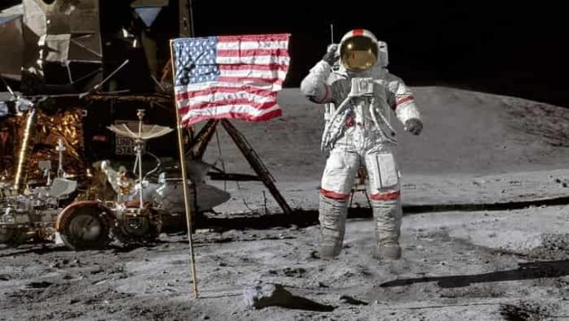 αστροναύτης και αμερικάνικη σημαία στη Σελήνη σχετικά με την αμφιλεγόμενη 