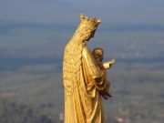 H Παναγία Είναι Πιθανό να Μην ήταν Παρθένος; Μια Προκλητική θεωρία Συνωμοσίας Χρυσό άγαλμα με την Παναγία και τον Ιησού μωρό