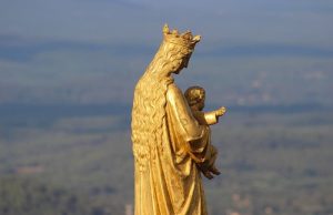 H Παναγία Είναι Πιθανό να Μην ήταν Παρθένος; Μια Προκλητική θεωρία Συνωμοσίας Χρυσό άγαλμα με την Παναγία και τον Ιησού μωρό