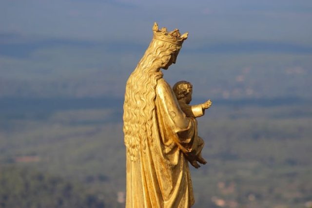 Χρυσό άγαλμα με την Παναγία και τον Ιησού μωρό