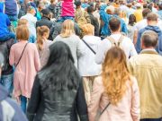 Η Εξόντωση ενός Λαού Χωρίς Όπλα και Πόλεμο άνθρωποι προχωρούν εμπρος