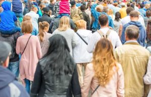 Η Εξόντωση ενός Λαού Χωρίς Όπλα και Πόλεμο άνθρωποι προχωρούν εμπρος