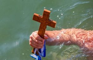 Θεοφάνεια: Καλλυντήρια και Πλυντήρια θεοφάνεια, χέρι που βγάζει το σταυρό από τη θάλασσα