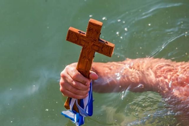 θεοφάνεια, χέρι που βγάζει το σταυρό από τη θάλασσα