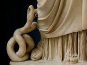 Ποιος Είναι ο Όφις παρά Πόδα της Θεάς Αθηνάς
