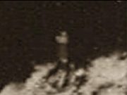 Έψιλον στη Σελήνη, εξέδρες και πυραμίδες