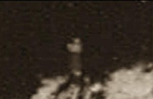 Έψιλον στη Σελήνη, εξέδρες και πυραμίδες