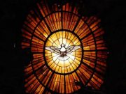 Το Θανάσιμο Μυστικό Βατικανού και Αγίου Όρους το Άγιο Πνεύμα σε βιτρό, δεν είναι το Θανάσιμο Μυστικό