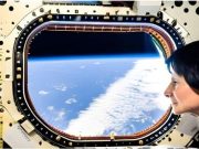 Τι είδε η αστροναύτισα Cristoforetti στον ΔΔΣ; Η Samantha Cristoforetti κοιτάζει έξω από το παράθυρο του ΔΔΣ