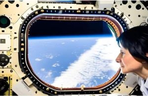Τι είδε η αστροναύτισα Cristoforetti στον ΔΔΣ; Η Samantha Cristoforetti κοιτάζει έξω από το παράθυρο του ΔΔΣ