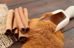 Σκόρπισε Κανέλα σε Κάθε Γωνιά και Γλάστρα του Κήπου της! Ο λόγος; Ξυλάκια κανέλας και λίγη κανέλα σε σκόνη σε ξύλινη σπάτουλα