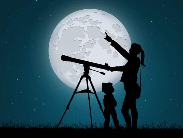 Μένα με τηλεσκόπιο δείχνει στην κόρη της πως Ο Ήλιος είναι Ψεύτικος και το Φεγγάρι Ζωντανό