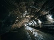 Εσωγήινοι: Μια Βόλτα Προς τα Κάτω Μεγάλη υπόγεια σκοτεινή σήραγγα ή διάδρομος