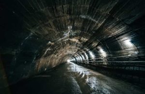 Εσωγήινοι: Μια Βόλτα Προς τα Κάτω Μεγάλη υπόγεια σκοτεινή σήραγγα ή διάδρομος
