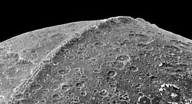 Ιαπετός. Οι ενδείξεις ότι είναι τεχνητός ο μεγαλύτερος δορυφόρος του Κρόνου και τα επιχειρήματα της NASA