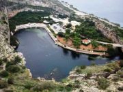 Λίμνη Βουλιαγμένης: Κρύβει ένα Μυστικό που Ελάχιστοι Γνωρίζουν